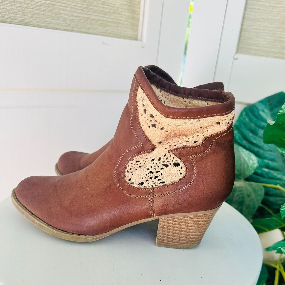 Rampage Brown Western Ankle Booties Crochet Leather Look Heel Size 7.5